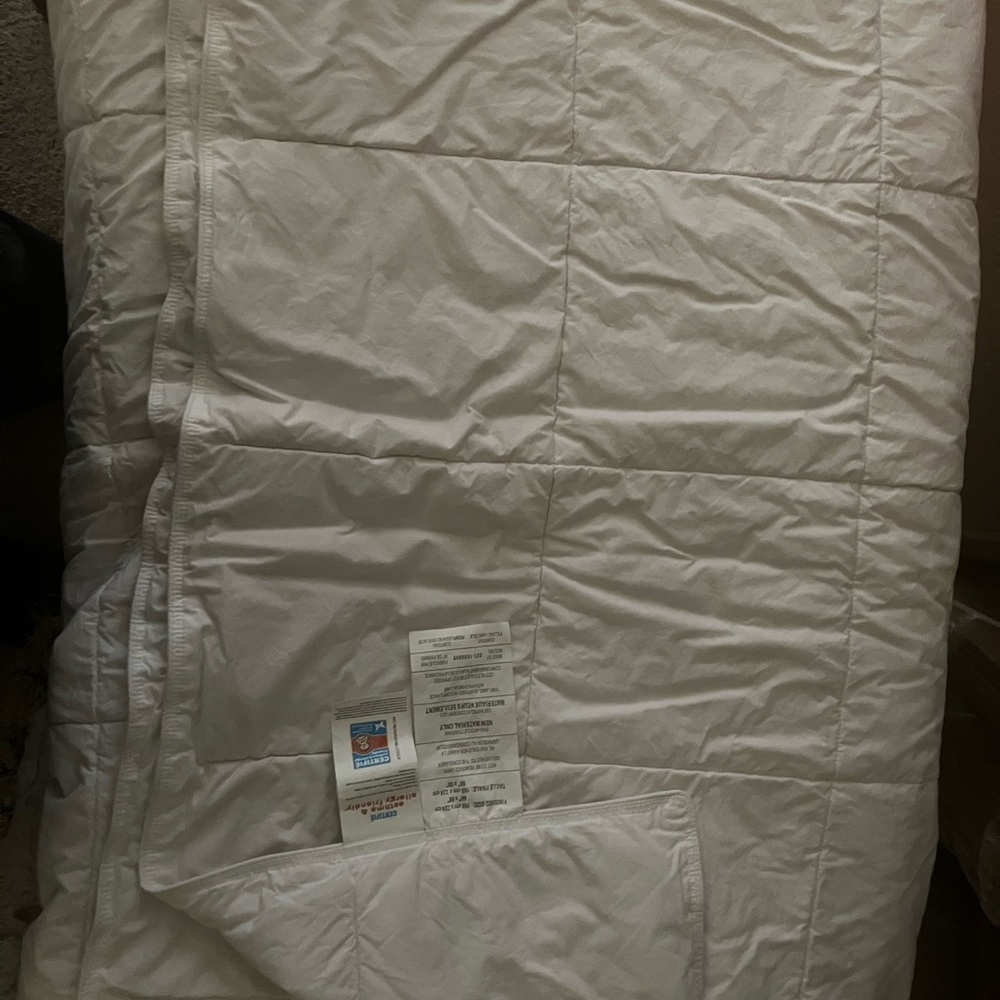 Elegant White Silk-filled Comforter